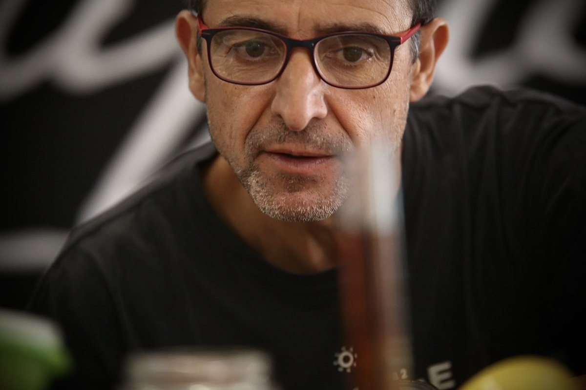 Conf_Ratafia's tweet photo. Ens hi hem acostumat, però cal ser concients: tenim el privilegi que el taller d’assubtilar la ratafia el faci una bèstia parda de la química i, sobretot, un gran ratafiaire com @ribas_xavi : 3 ICREA Acadèmia, premi RSEQ, 150 articles, 8.800 citacions, 20 tesis dirigides… 😅🙏🏻! https://t.co/CQCnJuaVnw