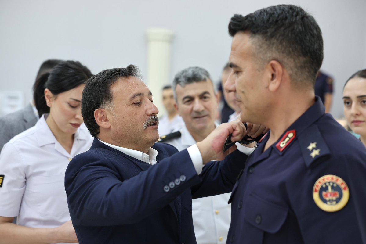 kayserivaliligi's tweet photo. Valimiz Sayın Gökmen Çiçek, Kayseri İl Jandarma Komutanlığı’nda bir üst rütbeye terfi eden subay, astsubay ve uzman erbaşlar için düzenlenen Rütbe Terfi Töreni’ne katıldı. https://t.co/izqfUv36hM