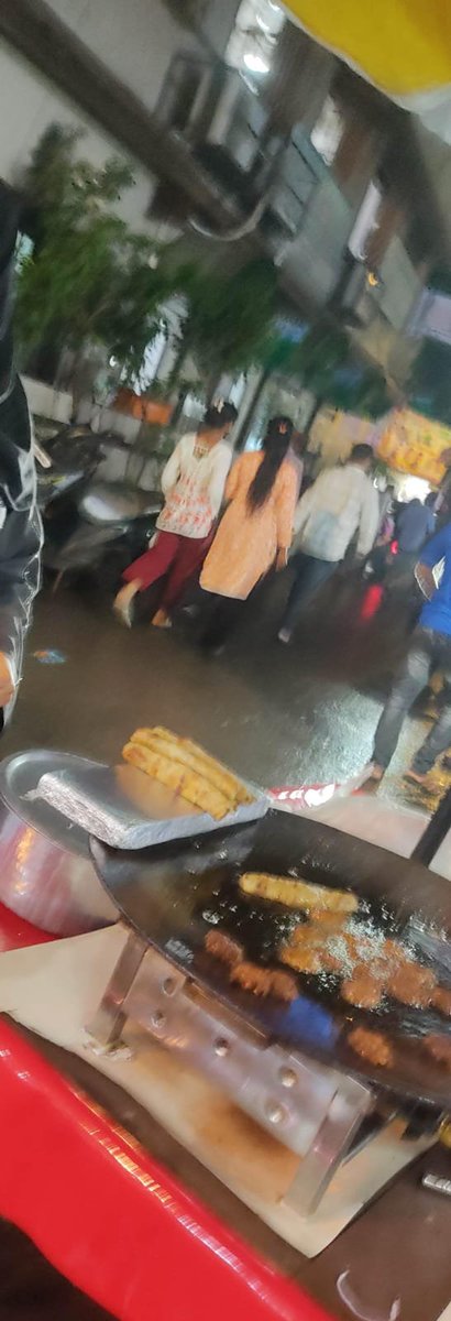 VidhyanSpeaks's tweet photo. 🚨 PUBLIC SAFETY ALERT: A street food stall using a gas cylinder in a densely crowded area at Opp. Patel Apartment,Hari Masjid Lane, Jarimari, K.A. Road, Mumbai – 400072 poses a serious fire risk.
Authorities must inspect and act immediately—before a tragedy occurs.@MumbaiPolice https://t.co/orSQuopjej