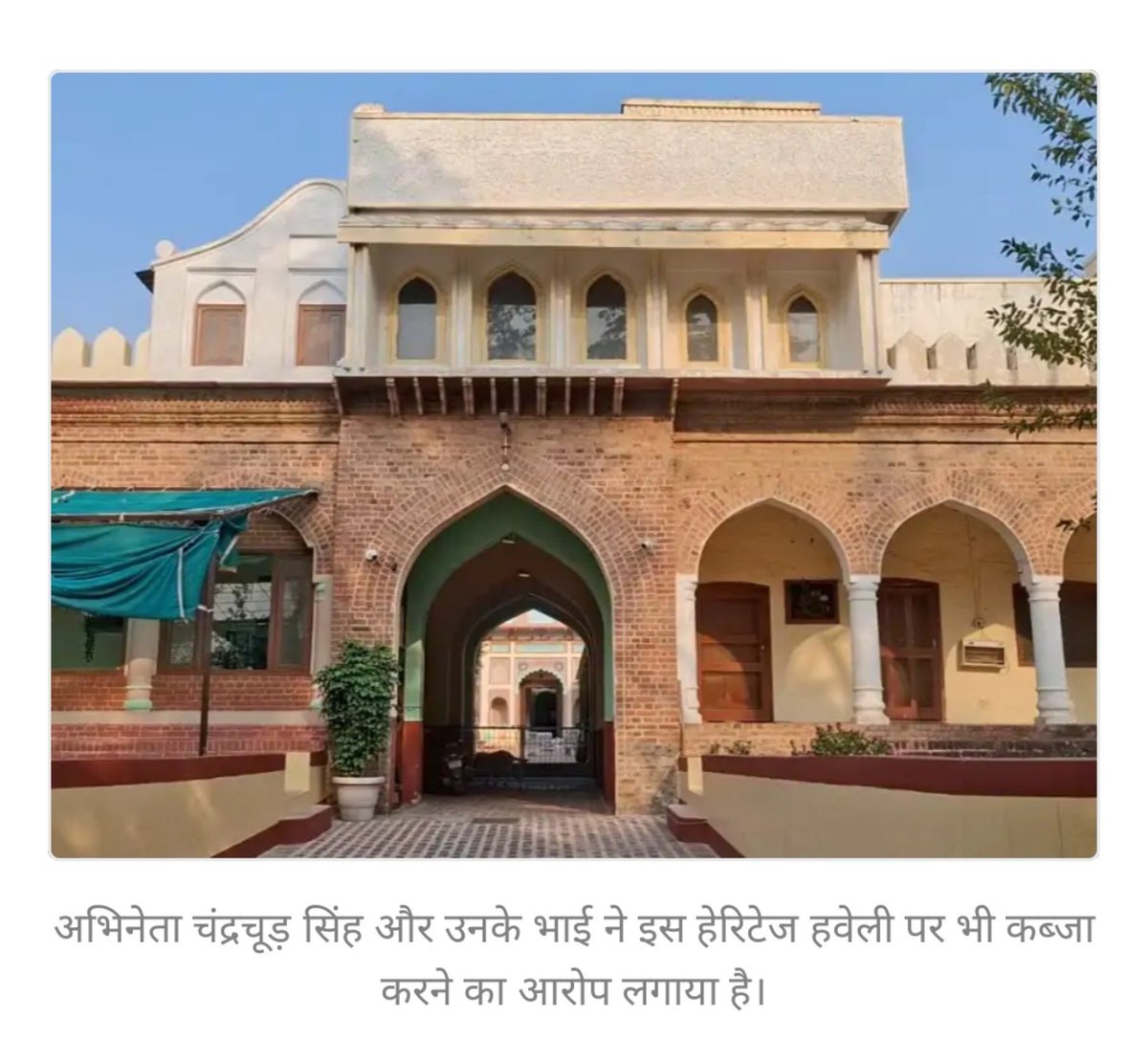 AnilYadavmedia1's tweet photo. वेटेरन एक्टर चन्द्रचूर सिंह की अलीगढ़ में पुश्तैनी हवेली और करोड़ों की जमीन है,
जिसपर उनकी चाची और चचेरे भाई बहन ने फर्जी कागज बनवाकर कब्ज़ा कर लिया,
और कुछ जमीन बेच भी दी,

चंद्रचूर सिंह ने आज अपने भाई के साथ मिलकर अलीगढ़ में चाची और चचेरे भाई बहन के खिलाफ मुकदमा दर्ज करवा दिया,

चन्द्रचूर सिंह जोश और माचिस जैसी फिल्मों में काम कर चुके हैं,
अभी बंबई में रहते हैं,