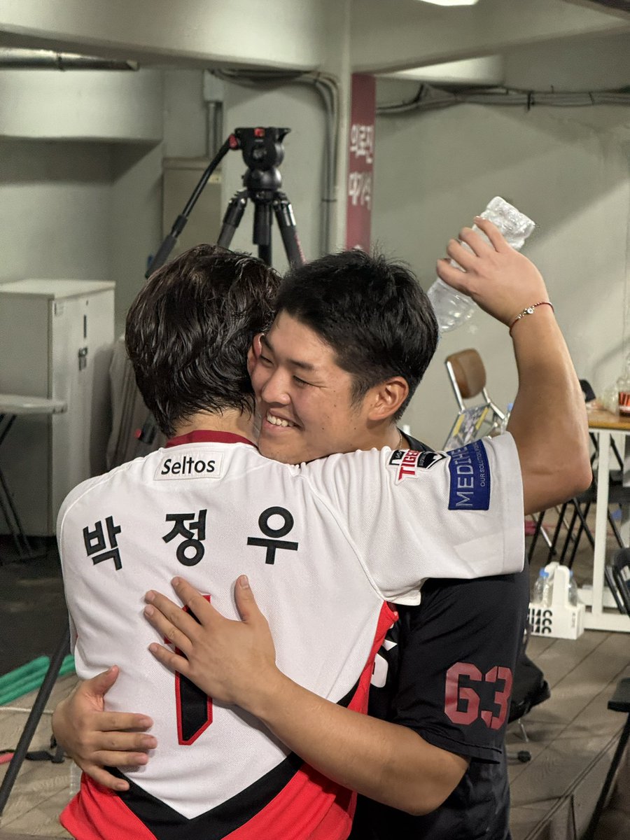 Kiatigers's tweet photo. #오프더갸코드

인터뷰 끝나길 기다린 시라카와😄

1: 또 놀자!
63: 네!

해맑은 대화와 함께 퇴장한 두사람 https://t.co/MQJ3G5Alcs