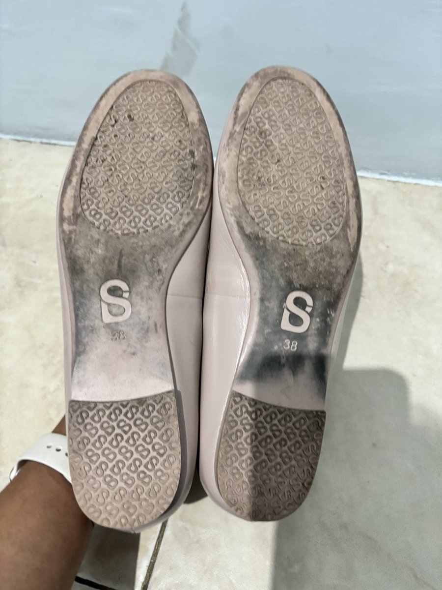 lateenightharry's tweet photo. Sepatu Wanita Buttonscarves Original 
Bisa oren 🍊
💸600 NEGO 
Size : 38 
Boleh tanya tanya 🪽 https://t.co/6BU3KOub4C