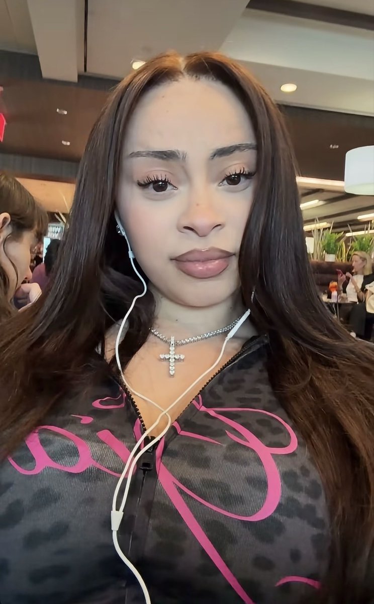 spiceclarity's tweet photo. ice spice rocking brown hair 😍 https://t.co/rg2q2KVTV8