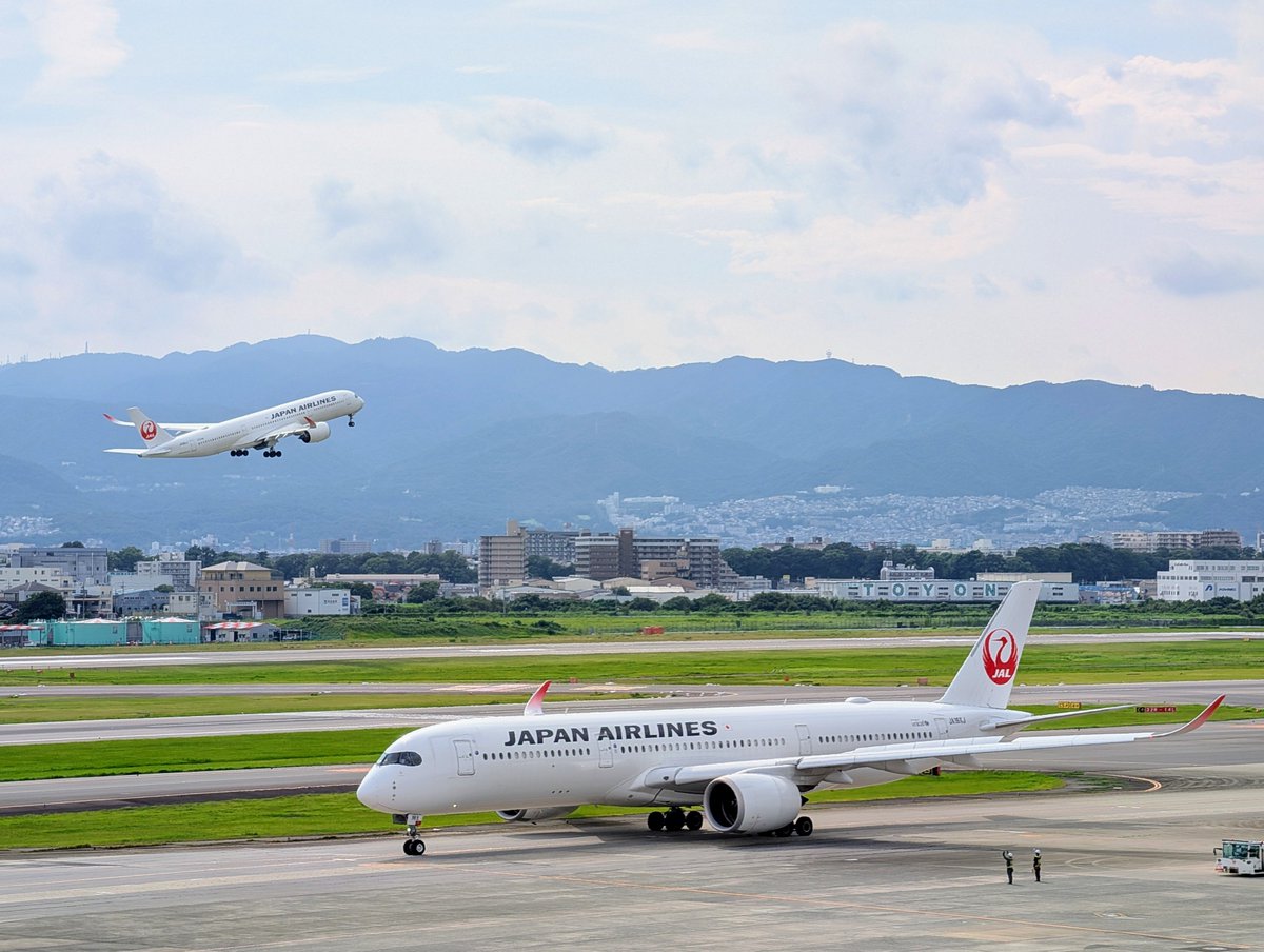 SHIOKAZE8600's tweet photo. 伊丹で2機揃ったJAL A350
これから東京、沖縄へと真逆に飛んでいく
やっぱ超かっこいい https://t.co/yQXKUhAht8