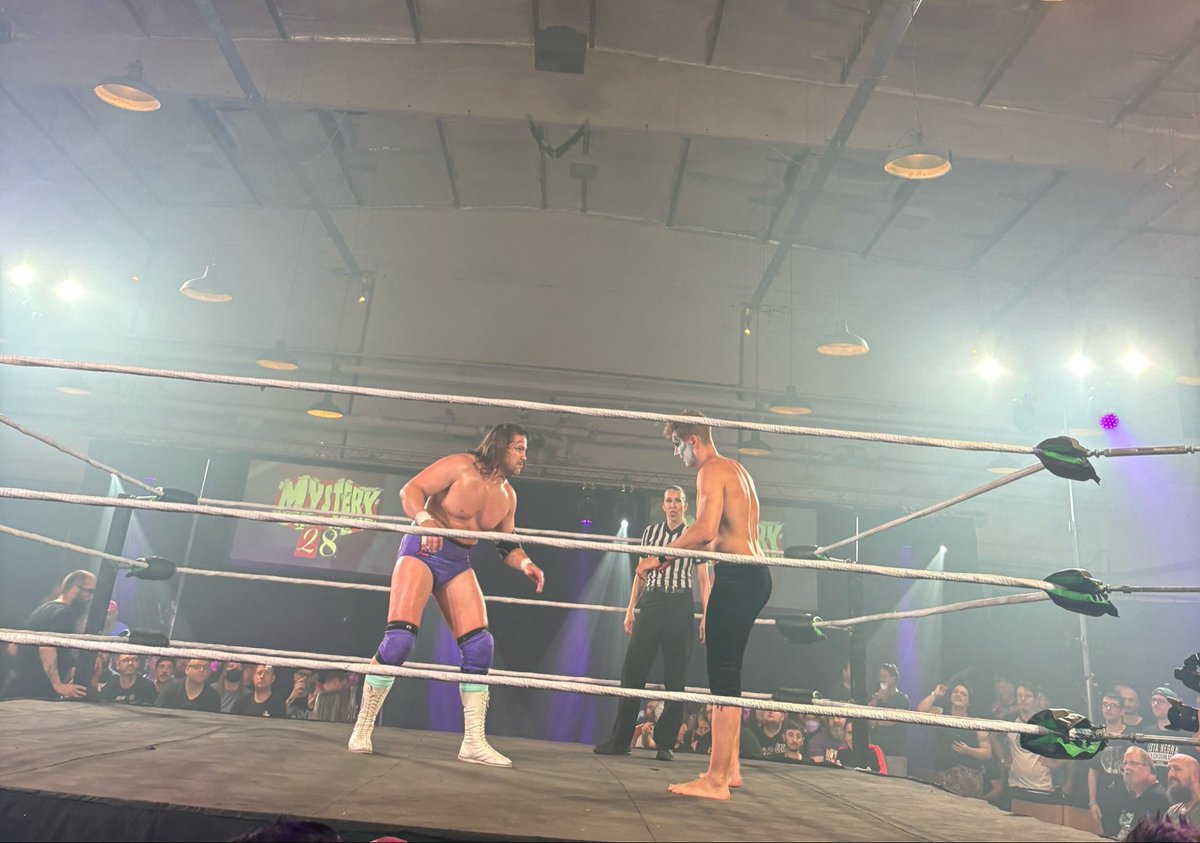 PoisonranaPod's tweet photo. The Peacock vs The Pigeon. 
Battle of the birds. 🦚🐦

#MysteryWrestling 
@theDALTONcastle @CaraNoirPW https://t.co/7EjoIrD6Dv