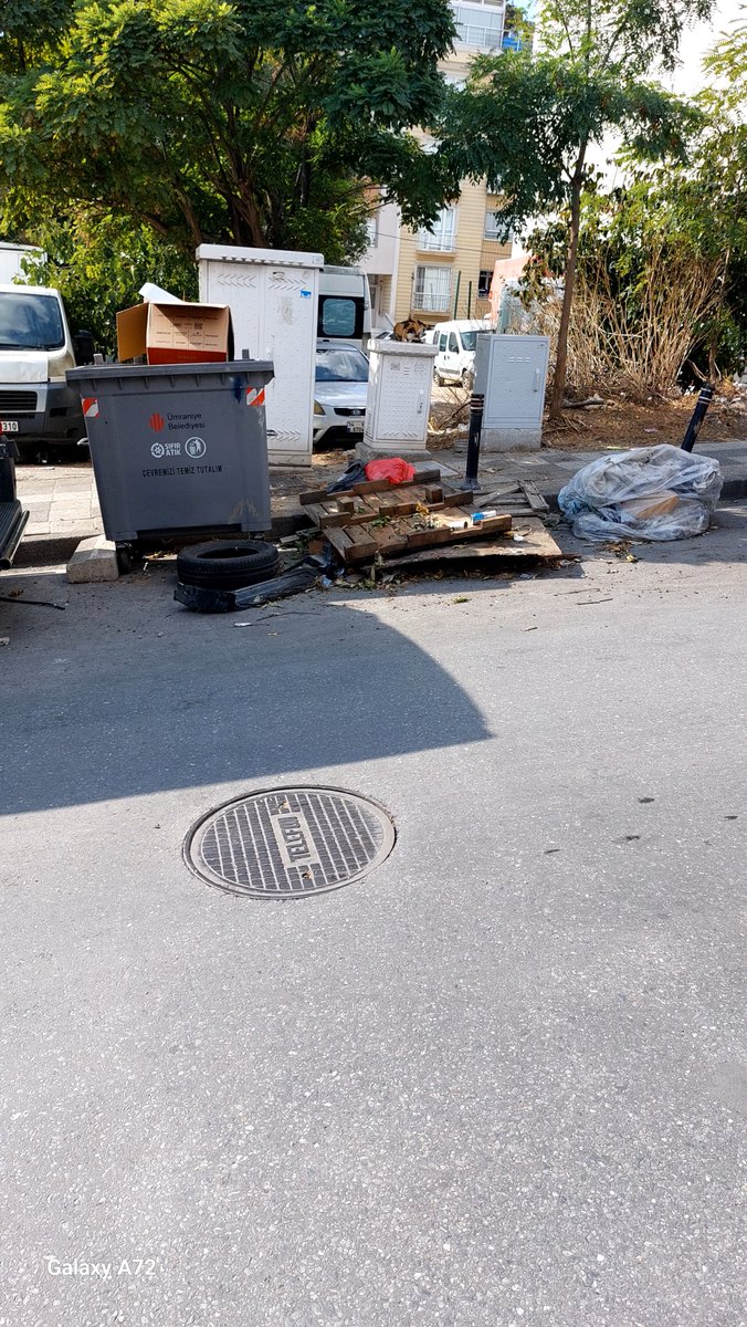 halilerk's tweet photo. Hayırlı gunler. Bu iki çöp kutusu devamlı bu halde. Armağanevler mah. 23 nisan cad. Üzerinde.  Yediemin otoparkın hemen karşısında. Özellikle şok marketten başlayarak aşağıya doğru giden 200 metrede devamlı çöp yığınları oluşuyor.  
@umraniyebeltr https://t.co/esPYCg5iwo