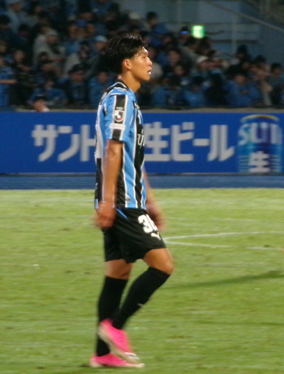 arturist's tweet photo. 我が撮れるは横顔ばかり。
楽しみだった凛くん。大学で見るときは対戦相手。いつも恐くてね。
それゆえに楽しみだった。
やれる限りのこと全部、やってくれたと思う。裏抜け見たかったから、達哉くん…だったよね…縦通そうとしてくれたのがまた良かった。
#frontale
#本間凛 選手 https://t.co/jOp7o68lwl