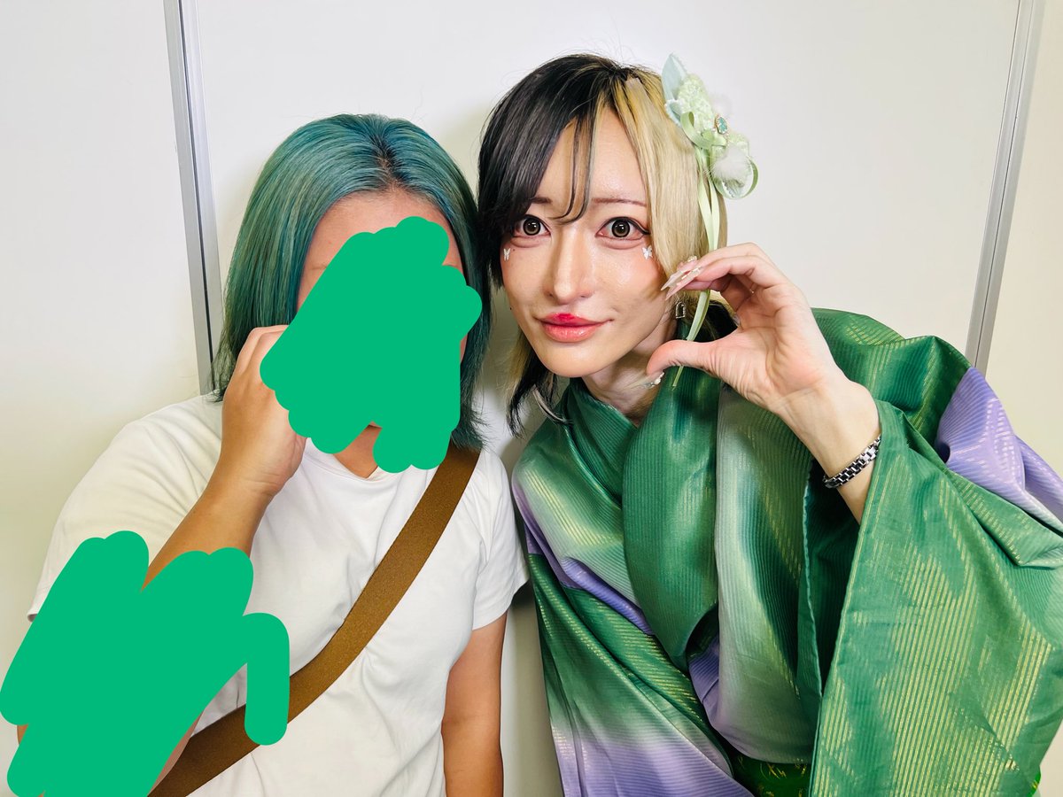manacharaT's tweet photo. 本間はもう一枚こぺあったけど
娘に譲ったーーーー🤣🤣
一部から五部まで、親子��々
めちゃくちゃお世話になってご満悦💚💚
髪の毛のお陰で、こぺが覚えてくれてて
大満足なのです💋
りあぴの皆様、お疲れ様でした🙌

#リアルピース
#スマホ撮影会 https://t.co/wZWI9ovQxv