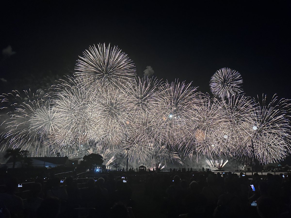 reipyonta's tweet photo. サマーナイト楽しかった！
花火とスーパードライは最高！
月もきれいだけど花火の間docomoまじ繋がんない🌀

#鹿児島 
#サマーナイト
#花火大会　
#開催 https://t.co/znRl4BH2mg