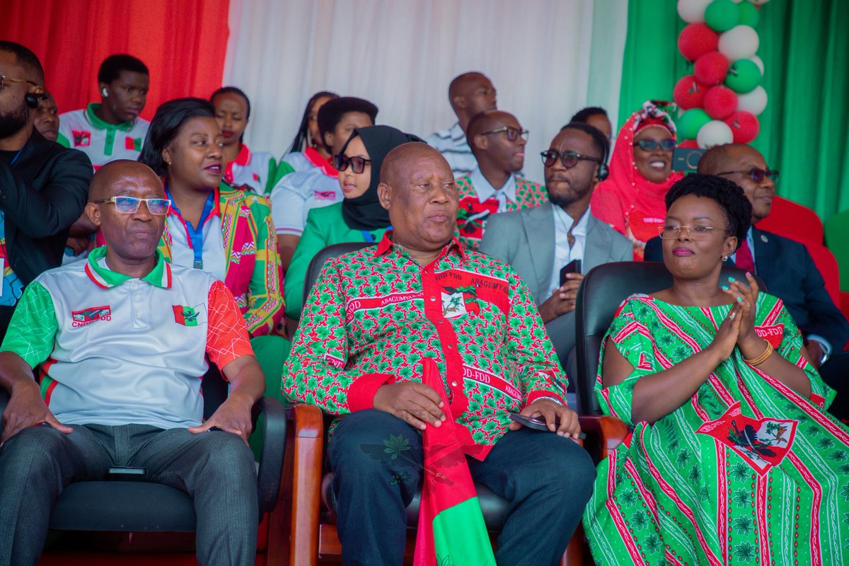 CnddFddGitega's tweet photo. #Gitega, umunyamabanga mukuru w'umugambwe CNDD-FDD,Nyeniteka #Reveriyano_Ndikuriyo, yamenyesheje ko Imbonerakure zibwirizwa kurangwa n'amajambo make ariko ibikorwa bikaba vyinshi.
Yaboneyeho guca yerekana abashitsi batevye iteka ibirori vy'uyumusi baje bava bihugu bigenzi. https://t.co/ycTaEXPVy6