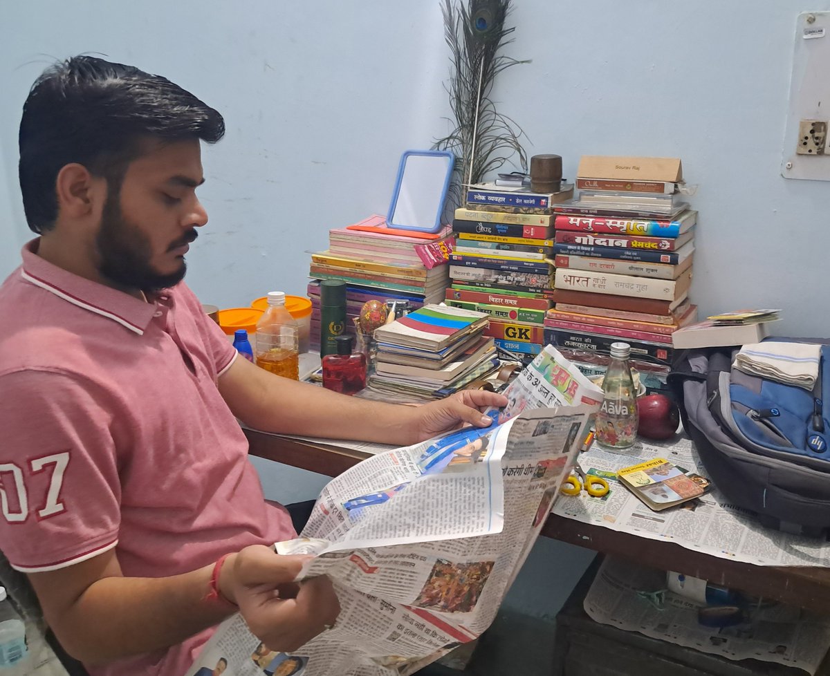 souravreporter2's tweet photo. पढ़ाई-लिखाई कीजिए या न कीजिए...स्टडी टेबल पर किताब कॉपी भरा पड़ा रहना चाहिए! https://t.co/V2Ik7VRXtC