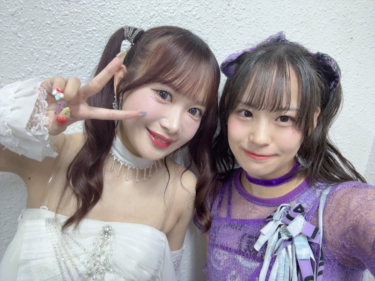 uug_new_yume's tweet photo. #BEYOOOOONDS さんとお写真を撮っていただきました！！！！！
本当に素敵なライブで！！！新体制を初めて拝見させていただいたのですがパワーがものすごくて圧倒されました、、、✨
もう毎日BEYOOOOONDSさんの曲を聴いて元気出してるので、生でパフォーマンスされているところを見たらめちゃめちゃ元気になれて最高でした、ライブ終わりなのに快くお写真も撮ってくださって！！本当にありがとうございます！！！！！

そして、里吉うたのさんとお写真を撮っていただきました！以前ライブを拝見させていただいたときに完全に一目惚れをしてしまい、里吉うたのさんのように可愛くなるにはどうしたらいいか情報収集して同じコスメを買い、里吉うたのさんのようにかわいく踊るにはどうしたらいいか考える日々です。ツインテールおそろい！と言ってくださり、感激✨私ツインテール貫いてきて良かった✨本当にありがとうございます。

そしてなんと、小島はなさんともお写真を撮っていただきました、、、！今年もアットジャムのステージに立つ小島はなさんを見られるのが本当に嬉しくて一方的に感謝を伝える変な人になってしまい、申し訳ないのですが、本当に嬉しくて！！！！ありがとうございます！！！！！これからも、応援しております！！！！！