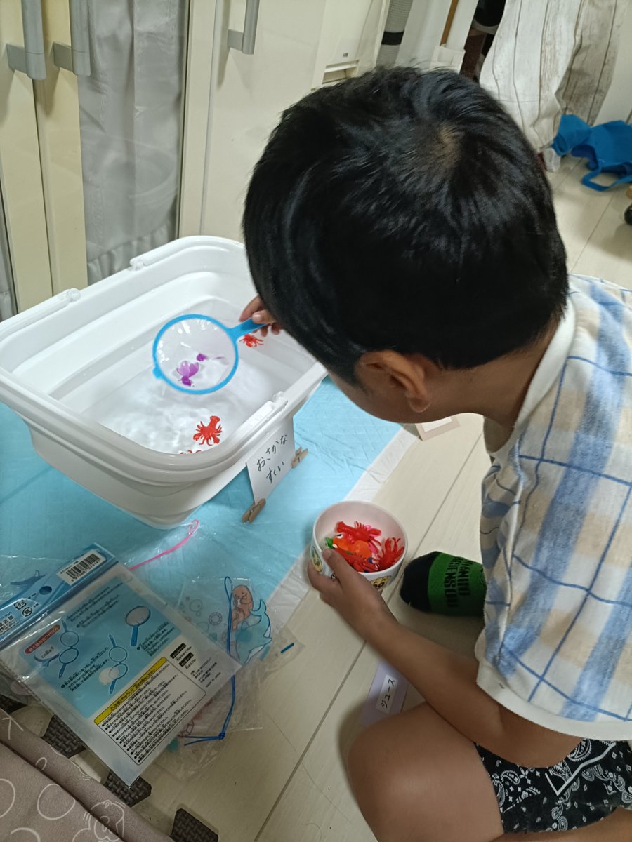 20wYume's tweet photo. 昨日の夜から準備頑張って午前中はおうち縁日もしたよ🏮🍧
実母も来てくれたんだけど帰ってから子供達のためによくやってるね！ってLINEで褒めてもらえて泣きそうになった😭😭
チケット使い切った娘ちゃんが後半店番もしてくれたよ！ https://t.co/U1x6LoUgKI