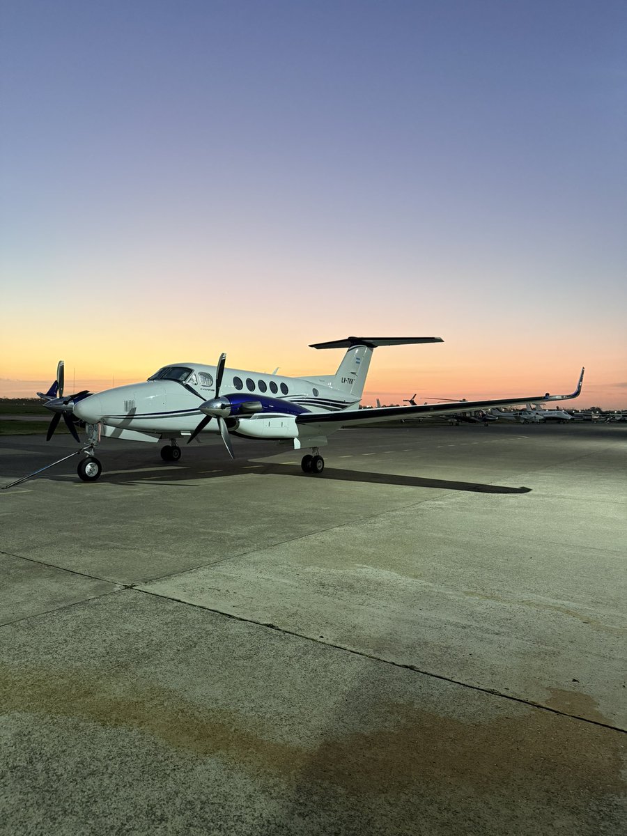 cflupianez's tweet photo. Se nos fue la semana…..
Que disfruten del Fin de Semana.
El reposo del Guerrero.
Saludos.
#beechcraft #kingair #kingair250 #beechcraftkingair https://t.co/8coxcJznjU