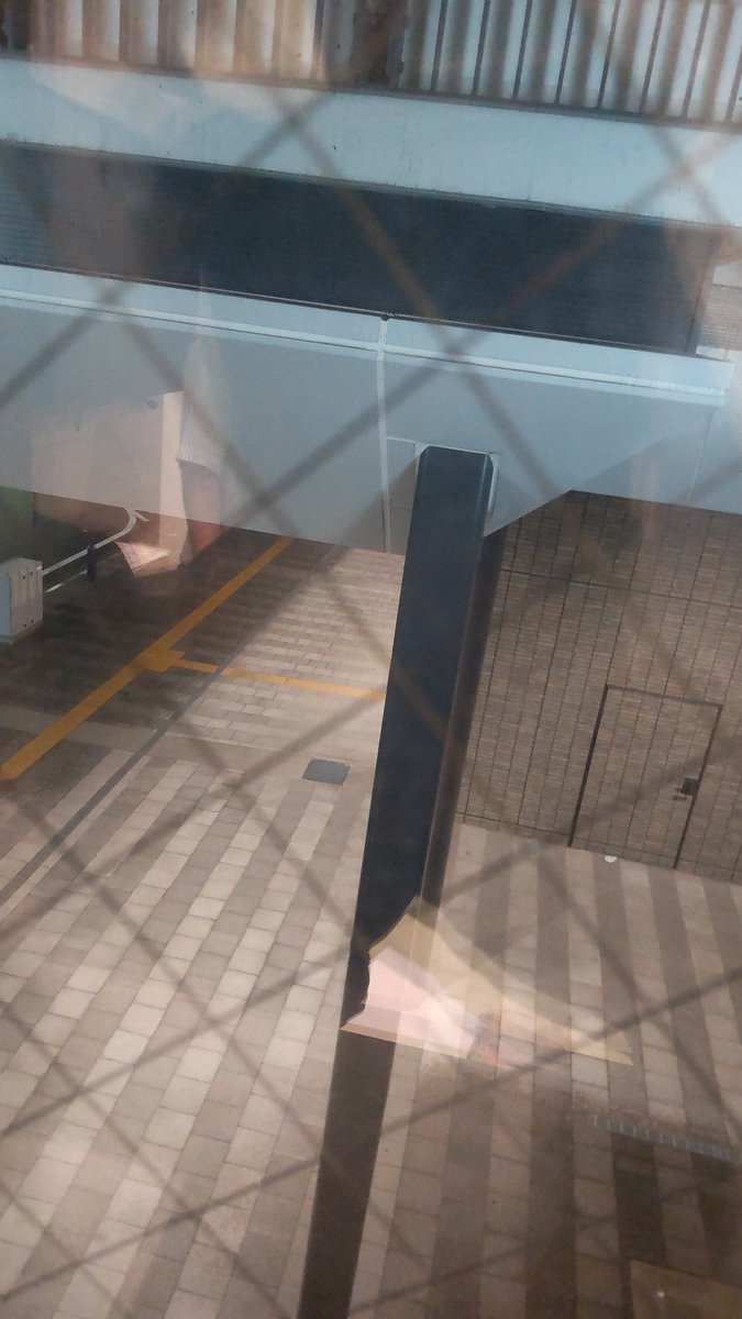 TO4652's tweet photo. 駅横のホテルに宿泊

フリラ運用するに窓の外が絶望的です
ダメ元でCQ出しても応答無く諦めようとした所ぎふSW520局が応答してくれました入感に驚きました

「120cm GPアンテナ」とのことでした
こちらのアンテナはSW局が販売されてる物でした120cmで融通利くし受け飛びも良し各局いかがでしょうか笑 https://t.co/eH2wAZVQUv