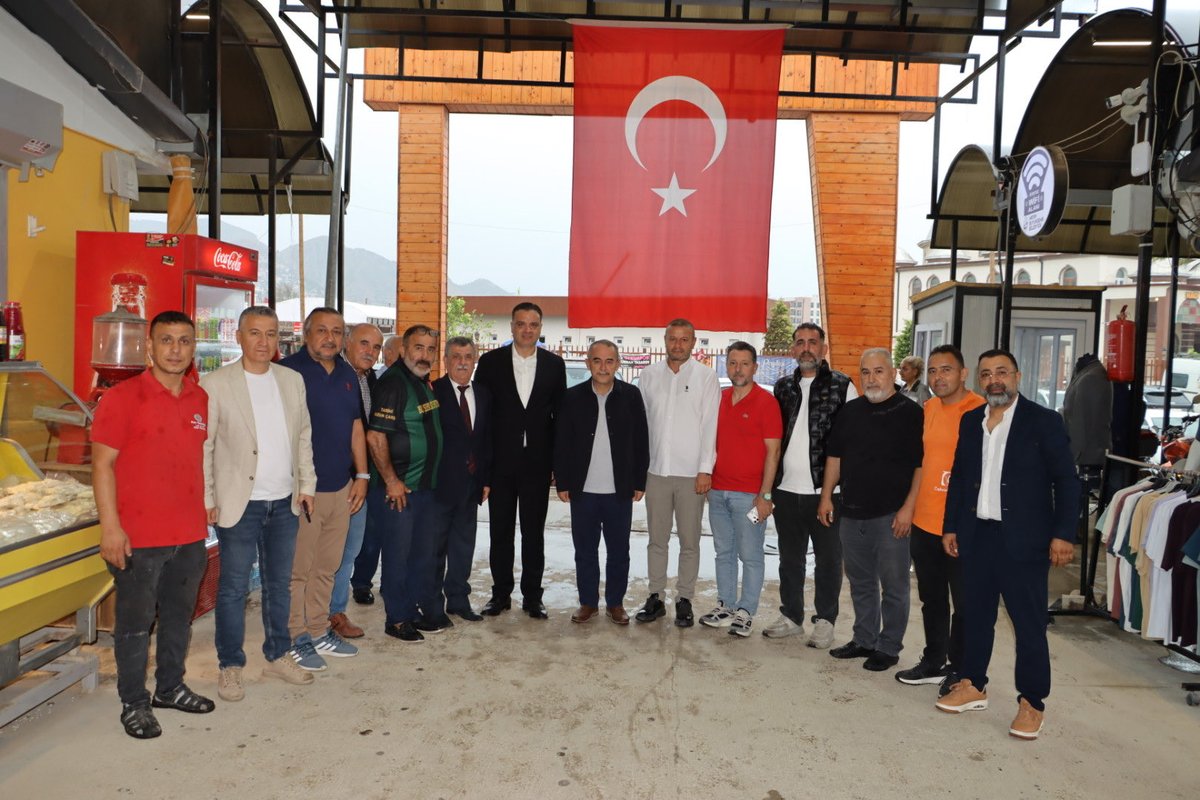 erginsadullah's tweet photo. Antakya’da Uzunçarşı esnafıyla geçici çarşıda buluştuk.Nazik evsahiplikleri için komşularımıza teşekkür ediyorum.

Depremin üzerinden 4 yıl geçti ama bu mağdur insanlar kalıcı işyerleriyle buluşamadılar. 

Yetkililere soruyoruz, daha kaç yıl beklemeleri gerekiyor? https://t.co/yxJDw4XJqy