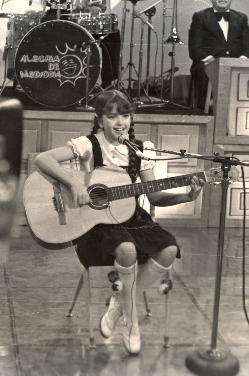 love_hogaza's tweet photo. La niña que un día le pedía a su mamá que la llevara a la televisión, hoy está de cumpleaños, @LuceroMexico, y qué bonito es mirar hacia atrás y pensar que esa niña sin saberlo ya llevaba dentro una luz destinada a llegar muy lejos, una niña que soñaba con estar frente a una cámara y conquistar al menos un corazón, y que con el paso de los años, no solo alcanzó ese sueño, sino que consiguió algo todavía más grande, iluminar la vida de millones de personas.

Y lo más hermoso de todo es saber que aquella niña todavía vive en ella, en sus ojos cuando sube a un escenario, en la emoción con la que interpreta una canción, en esa manera tan de ella al entregarse a su público y en cada sueño que todavía está por cumplir. ¡Feliz cumpleaños Lucerito! ✨🤍

#FuertesFelicitaciones 
#Lucero