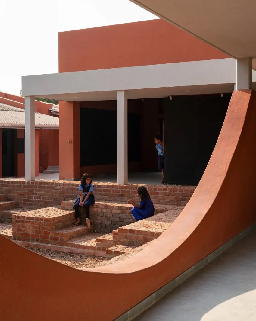 TopeDada17's tweet photo. What if the classroom extended beyond four walls?

This school in India, expands an existing linear block into a field of smaller volumes, courtyards and shaded passages turning circulation and outdoor spaces into part of the learning experience.

📍 Nashik India https://t.co/ZiWH2TVhph