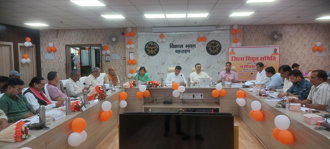 DMBahraich's tweet photo. सांसद बहराइच डॉ. आनन्द कुमार गोंड की अध्यक्षता में सम्पन्न हुई जिला विद्युत समन्वय समिति की बैठक। योजनाओं के कार्यान्वयन में पारदर्शिता एवं समयबद्धता, विद्युत आपूर्ति में सुधार तथा उपभोक्ता शिकायतों के त्वरित निस्तारण कराये जाने के दिये गये निर्देश। @CMOfficeUP @ChiefSecyUP @UPGovt @InfoDeptUP