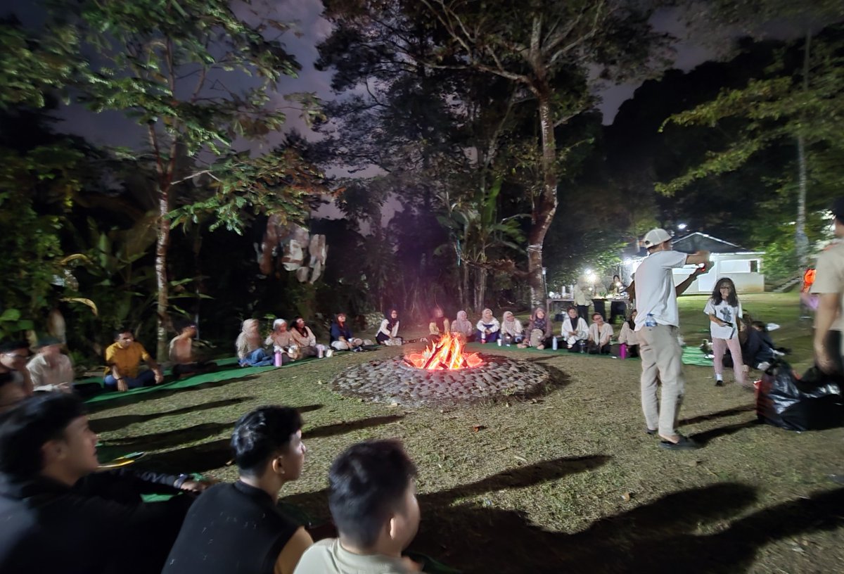 Jiwa_ygMerdeka's tweet photo. Surrounded by a crowd, yet feeling completely on your own https://t.co/QCnQNEBlvB