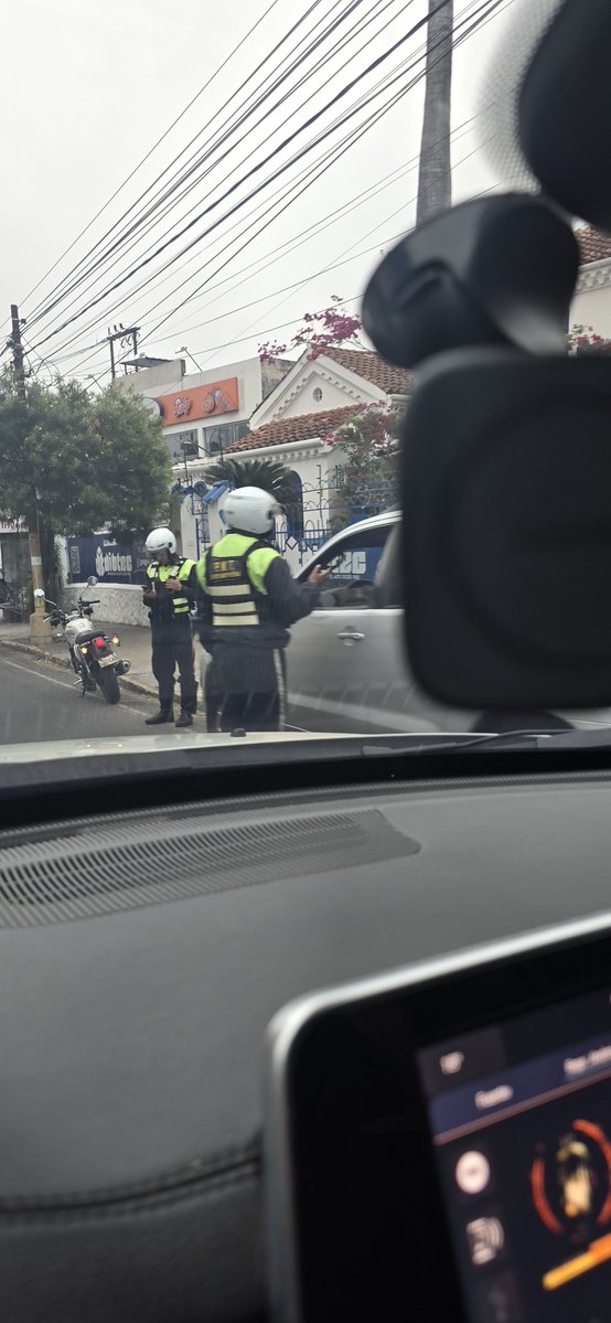 ClauFleytas's tweet photo. Operativo coima. Siempre me llamo la atención de estos policías municipales porque para hacerte la multa estan de a dos? Porque uno se queda mas lejos ? Porque no se sacan los cascos y muestran su rostro? Abro hilo . @AsuncionMuni https://t.co/vUDbhRQiyv