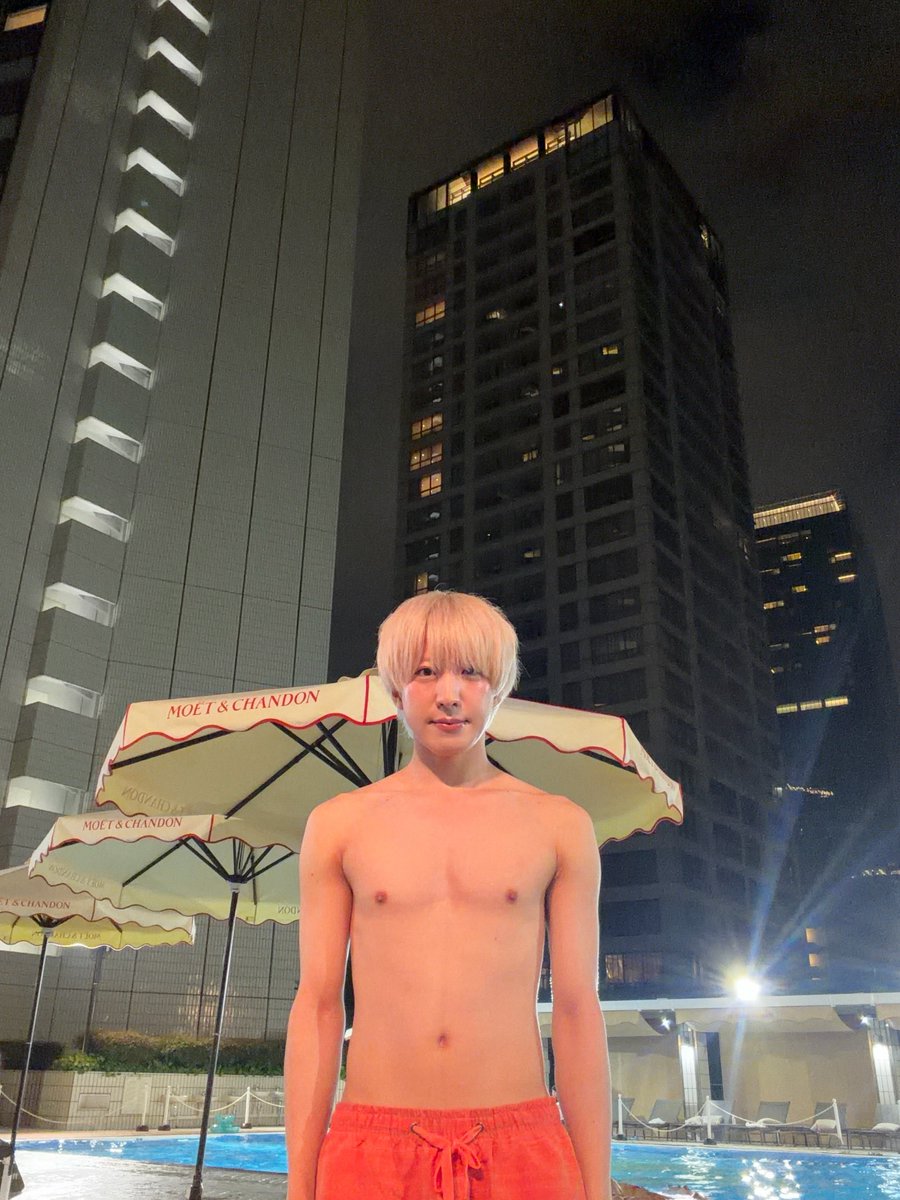 hlhr_hiro's tweet photo. 1人でナイトプール行ったら写真撮ってくれる人がいないことに気付いて全部この画角で鬱 https://t.co/RHIUJ9HlVg