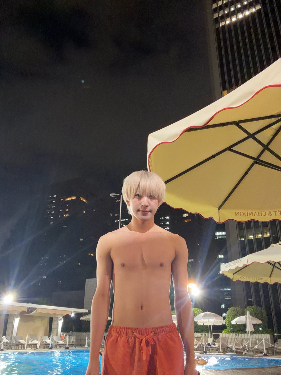 hlhr_hiro's tweet photo. 1人でナイトプール行ったら写真撮ってくれる人がいないことに気付いて全部この画角で鬱 https://t.co/RHIUJ9HlVg