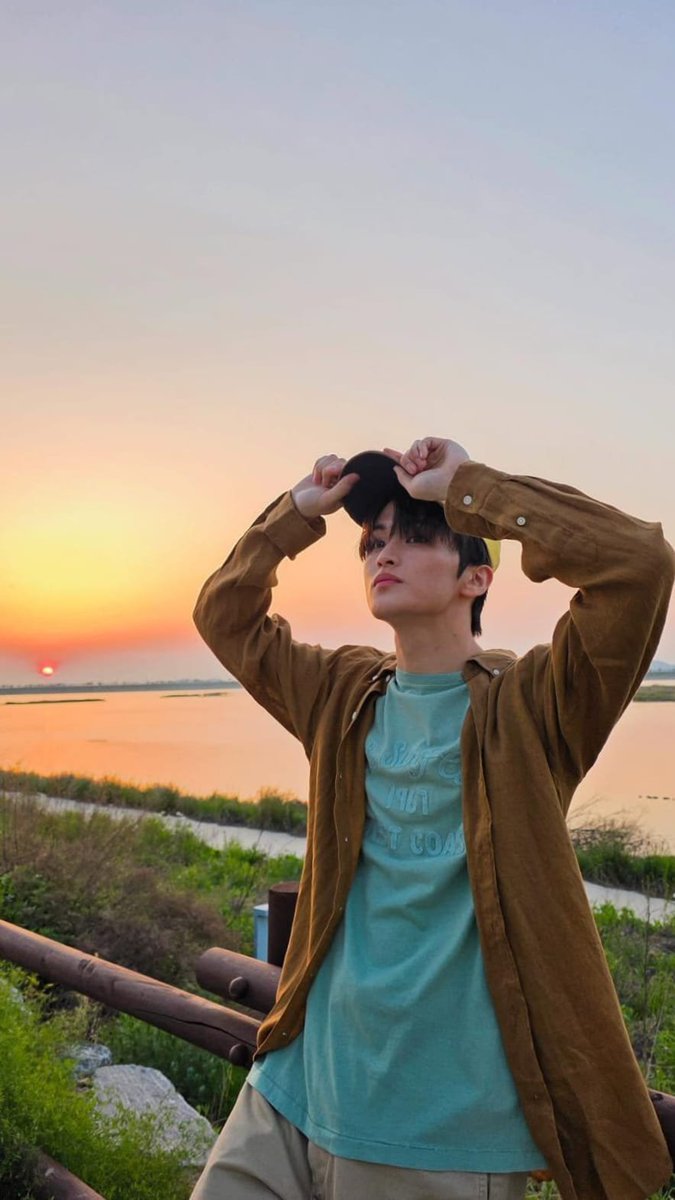 soloistmrk's tweet photo. sunset with mark lee 🌅🧡 https://t.co/9e3Lpv0ygM