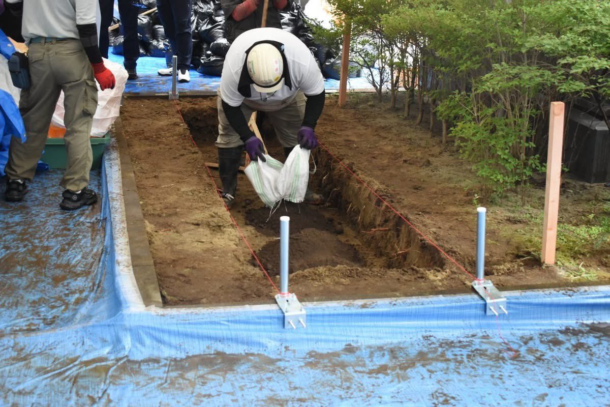 motoru1960's tweet photo. 消された投稿、再投稿します。

被災地の環境再生を妨げる環境省

本日朝から始められた仙台市内での「除染土の再利用」は悪名高い「特措法」の歯止めすら無視
写真一枚目と二枚目は「しんぶん赤旗」提供。

4000bq/kgの汚染土壌（汚損土、復興再生土）をノーマスクで土嚢からあける作業員。

#汚染土 https://t.co/4S06XBsaap