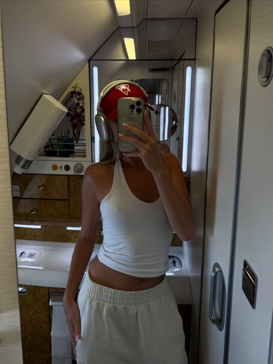 SigneBaekgard's tweet photo. Touching down in Bridgeport soon 😈✈️ A little temptation is on the way… Book your time with me 💋✨

signebaexx@proton.me https://t.co/9R2mupDkKD