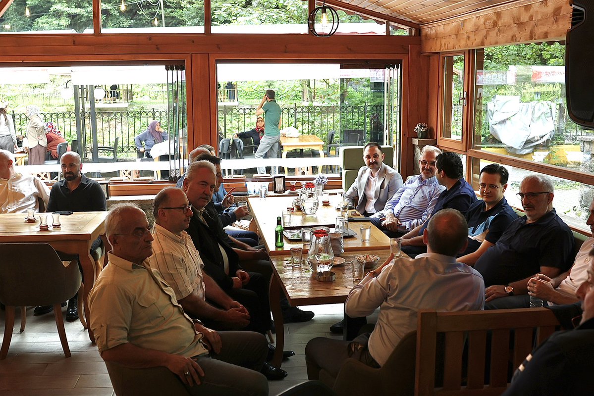akpartirize's tweet photo. Önceki Dönem İçişleri Bakan Yardımcımız Münir Karaloğlu, TFF Tahkim Kurulu Başkanı Burhan Karaloğlu, Danıştay Üyesi Yusuf Karaloğlu, İl Başkanımız Yılmaz Katmer, İl Başkan Yardımcılarımız, İl Yönetim Kurulu Üyelerimiz ve Çayeli İlçe Başkanımız Abdullatif Kömürcü ile birlikte Çayeli Kapatanpaşa Köyü’nde bir araya geldi.
