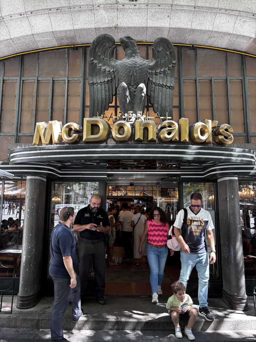 satoyuu33's tweet photo. 世界一美しい店舗と言われるマクドナルド インペリアルへ。高級感のある店舗でマックを食べるという矛盾。マッククルー経験者としては外せないスポット。 https://t.co/KynJJmqi1H