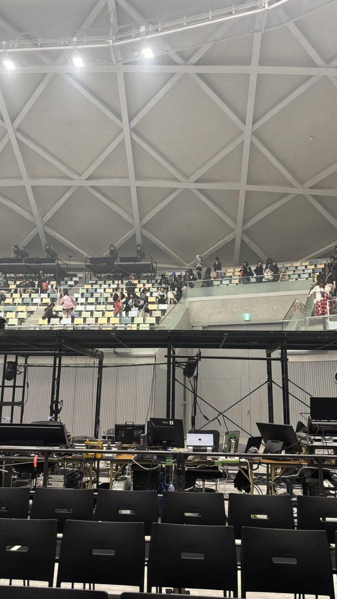 mutekyohe1's tweet photo. あなぶきってアリーナ後方でもバクステ、外周近いしアリトロ通るし全然神🤩🤩
スタンド前方引いたら外周目線やしスタトロ乗り換え客降りやから距離感バグ😆︎過去一双眼鏡使わんかった自信ある＞Д＜♥ https://t.co/XWVRlDTsDQ
