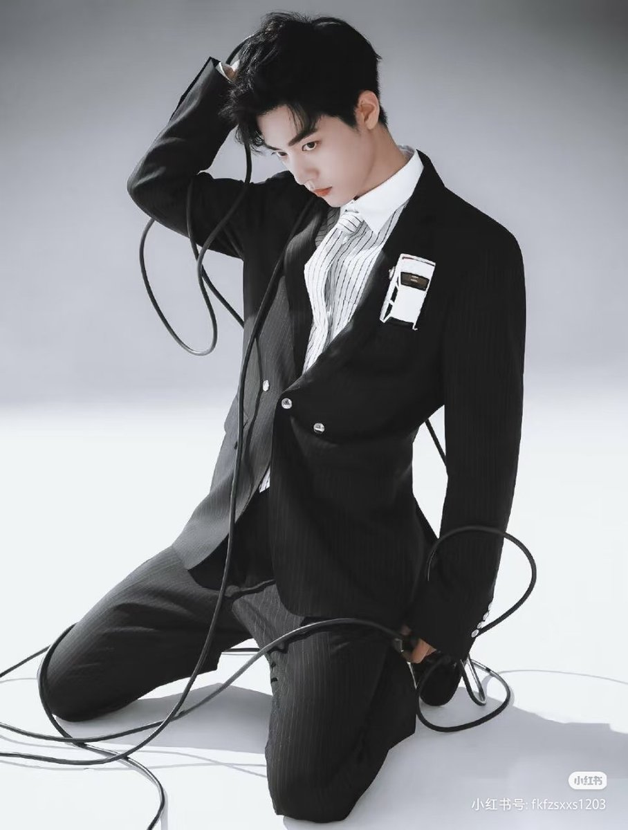 yt132576's tweet photo. @lubna1749019 Unbelievable. Kim Seok-jin's fans actually want to compare looks with Xiao Zhan — might as well just go bash their heads against a wall. https://t.co/wywyj9eLjf