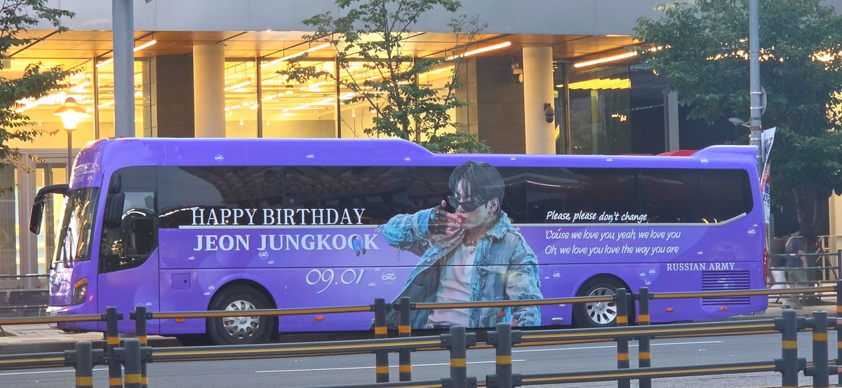 special_jjk's tweet photo. 하이브 앞에 있던 정국이 생축 버스와 생카 풍경들...정국이 카리스마 넘치는 사진으로 버스 만들어주신 러시아 아미들 감사합니다💜 
아이파크로 넘어갔다가 ���국이 생일축하 영상 또 만남 😆 https://t.co/TWOwLi9fmR