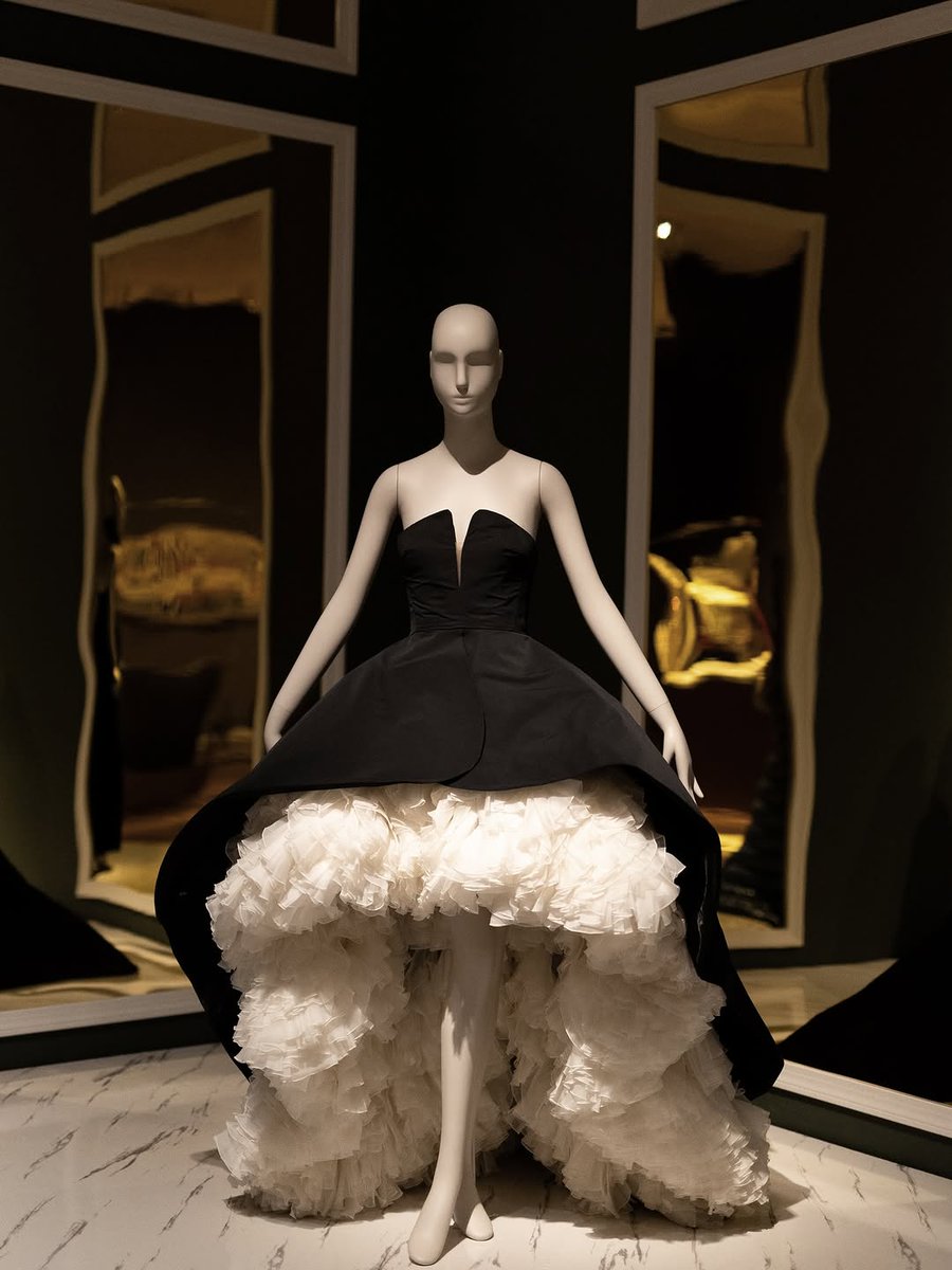 dudu389's tweet photo. Maison Giambattista Valli’s silk faille strapless bicolor dress, detailed with silk organza ruffles, is currently on display at the Cleveland Museum of Art as part of the “Renaissance to Runway: The Enduring Italian Houses” exhibition.

Curator: Darn... https://t.co/gqPBDexX2X