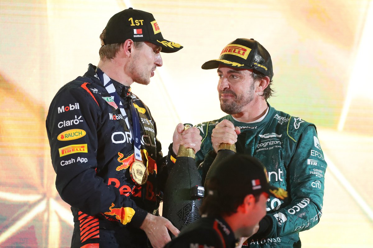 SoyMotor's tweet photo. 🫂Alonso considera a Verstappen el mejor rival al que se ha enfrentado

🗣️"No tiene puntos débiles. Es un 9,9. Sólo tenemos que encontrar esa última décima. Estoy seguro de que tiene alguna debilidad"

🤔¿Y por qué no le da el 10 a Max?

"Porque el 10 sólo me lo pongo yo"🐐

ℹ️Viaplay –entrevista emitida la semana pasada durante el GP–