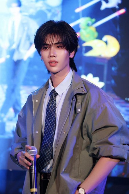 Delu_sionalF4's tweet photo. I swear...who did his hairstyle and makeup today...needs a commission by 67% and may they never step on any piece of legos..If this MUA is not hired for HTSMC you'll see me in MY  graveyard😇 https://t.co/1setZvvFoY