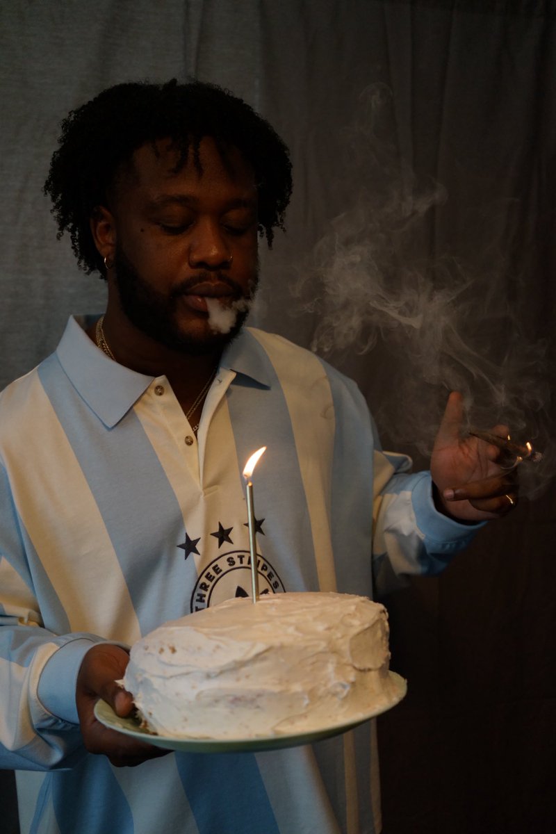 DShaunnnnn's tweet photo. cake n candles. 👑 https://t.co/i0ZWltNHoC