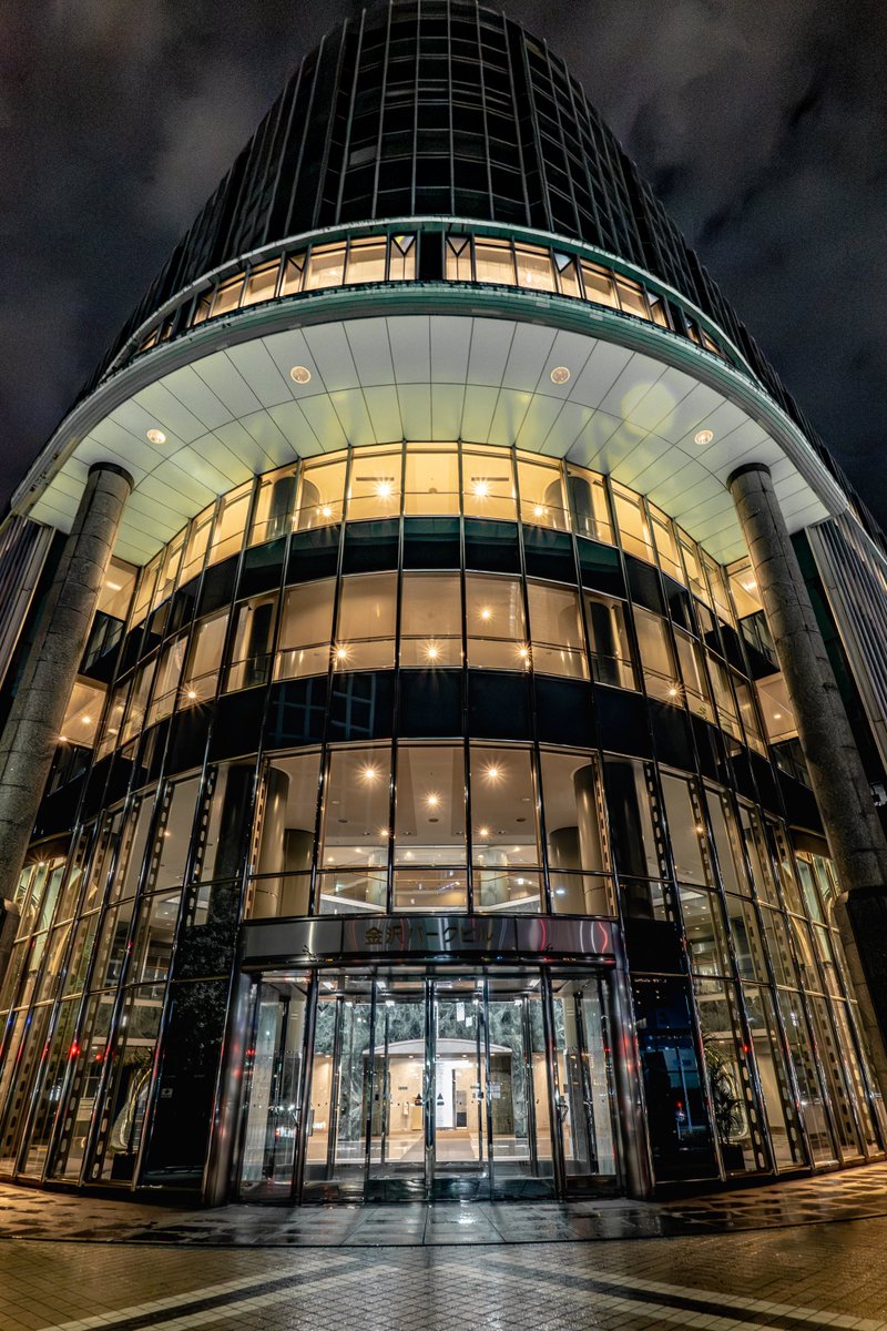 mojicamera's tweet photo. 雨の夜だからこそ見える、金沢駅西口の絶景。

金沢駅といえば鼓門のある東口が注目されがちだけど、
西口にもこんなに美しい景色があります。

いつもの駅が少しだけ特別に見える夜。
金沢駅西口の魅力も、もっと知ってほしい。

#金沢駅 https://t.co/R9JzjbywCL