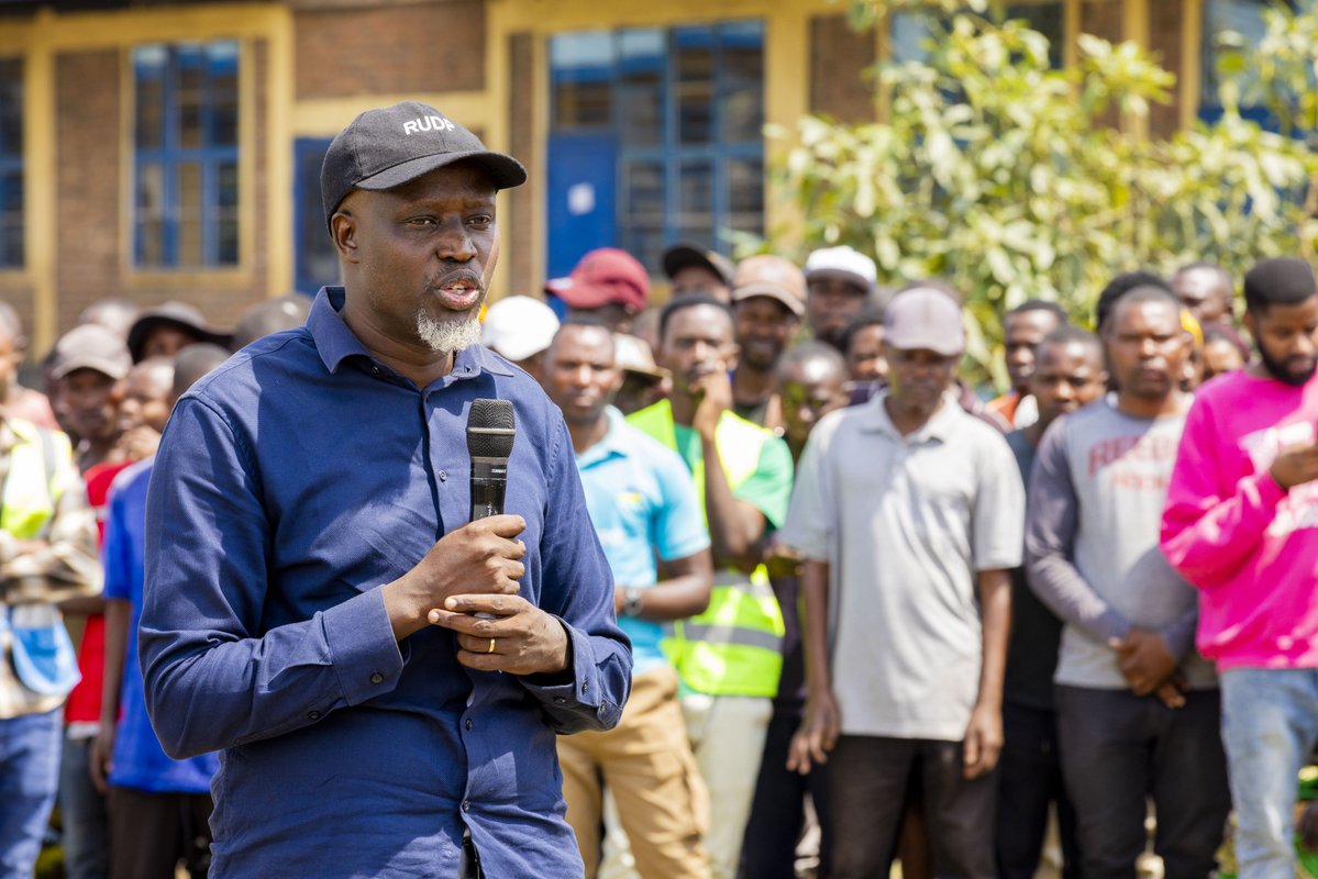 RwandaHealth's tweet photo. Minisitiri @nsanzimanasabin yifatanyije n'abayobozi ndetse n'abaturage ba @RwandaWest na @RubavuDistrict mu muganda rusange wabereye mu Kagari ka Rukoko, Umurenge wa Rubavu. 

Minisitiri yashimiye abaturage uruhare rwabo mu kurwanya inzoga zitujuje ubuziranenge, abasaba gukomeza gukorana n'inzego z'ubuyobozi mu gutahura  aho izi nzoga zaba zikiri mu baturage.

Yibukije kandi ko amavuriro yiteguye kwakira no gufasha abagizweho ingaruka n'inzoga zitujuje ubuziranenenge ndetse n'ababaswe na zo.

Yasabye kandi ​ababyeyi  gufatanyiriza hamwe mu gukurikirana ko abana baguma mu ishuri, bakaba kure y'ibiyobyabwenge birimo itabi,  by' umwihariko iriziwi nka 'vaping', urumogi, inzoga, n'ibindi, mu rwego rwo gukomeza kubaka u Rwanda twifuza kandi rutubereye.
--------
​During monthly #Umuganda in Rukoko Cell, Rubavu Sector, Minister @nsanzimanasabin joined @RwandaWest and @RubavuDistrict leaders and residents.

He commended the community for joining the fight against illicit brews and invited continued collaboration with authorities to eliminate remaining stocks. He highlighted that healthcare facilities remain ready to offer support for alcohol dependency and related complications. 

To parents, the request is to collectively ensure children stay in schools, free from drugs including vaping and alcohol, to continue building a dignified and healthy Rwanda.