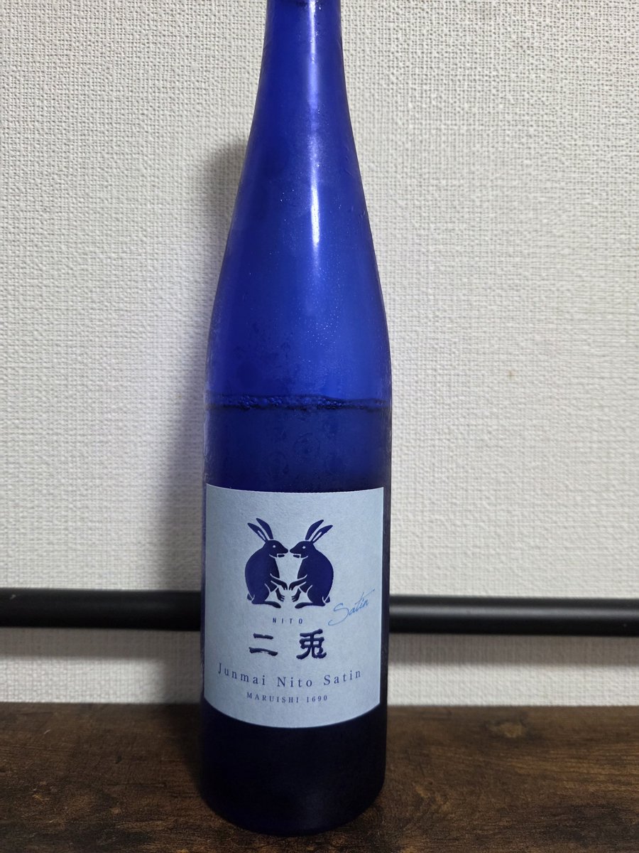 robokeizuki's tweet photo. 本日の日本酒
二兎　純米　satin
青リンゴっぽい香り
優しい甘味でスッと飲める感じ https://t.co/aYFxKuUr1k