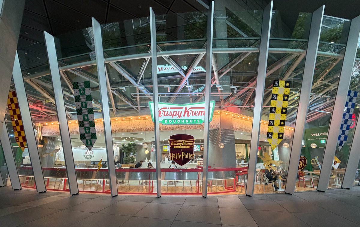 yuniyomiyomi's tweet photo. 国際フォーラムのクリスピークリームドーナツ🍩✨
ハリーポッターとのコラボで装飾がハリーポッターに🪄✨
とても素敵でした✨

4枚目が変だったので上げ直しです💦 https://t.co/hqXkRCvFuA