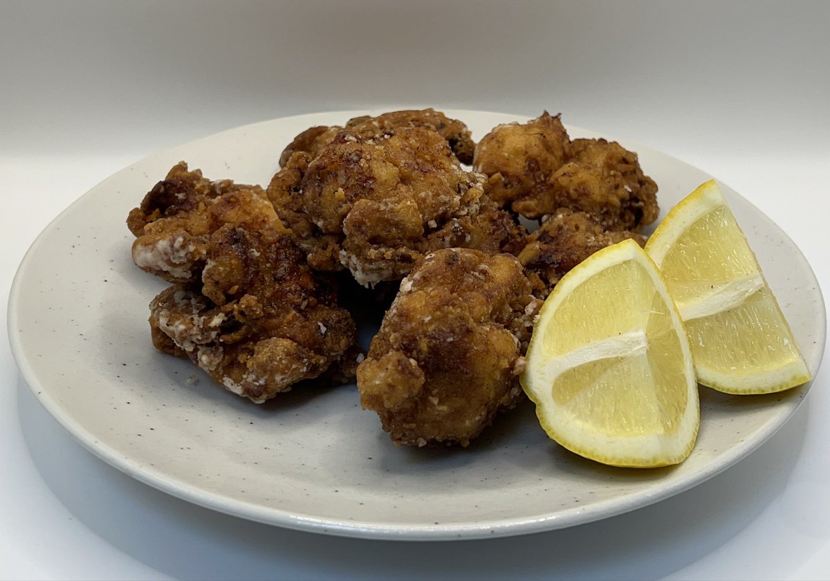 kokage_tsumugi's tweet photo. 今夜はついに唐揚げ🍋
初めて作った！

醤油、ニンニク、生姜、味の素、酒みりん(少し)で1時間くらい漬けて
粉つけてからも30分くらい寝かせてみた

外側ガリッガリで味もちゃんとついててめっちゃ美味しくできた！！ https://t.co/FLvgyTgrWs