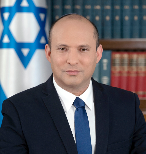 Eyaaaad's tweet photo. رئيس وزراء دولة الاحتلال الس��بق نفتالي بينيت:

ابنتي "أبيغيل" ذهبت مؤخراً سياحة إلى كرواتيا، فوقفت في الطابور وطلبت آيس كريم، سألها البائع أنتي من أين؟ عندما أجابت "إسرائيل" قال «لا آيس كريم للإسرائيليين» وطردها من المتجر.

(مقابلة في بودكاست Haida) https://t.co/fUDnJWRDGa