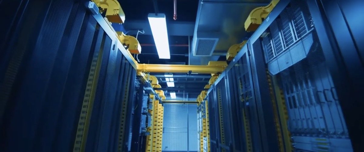 landon20s's tweet photo. Data centers should look cool

The beautiful Lakeside Technology Center in Chicago’s South Loop is the largest data center in the city

Once an active printing plant, this historic building has found new life

Quite poetic https://t.co/kiwpHhRYGf