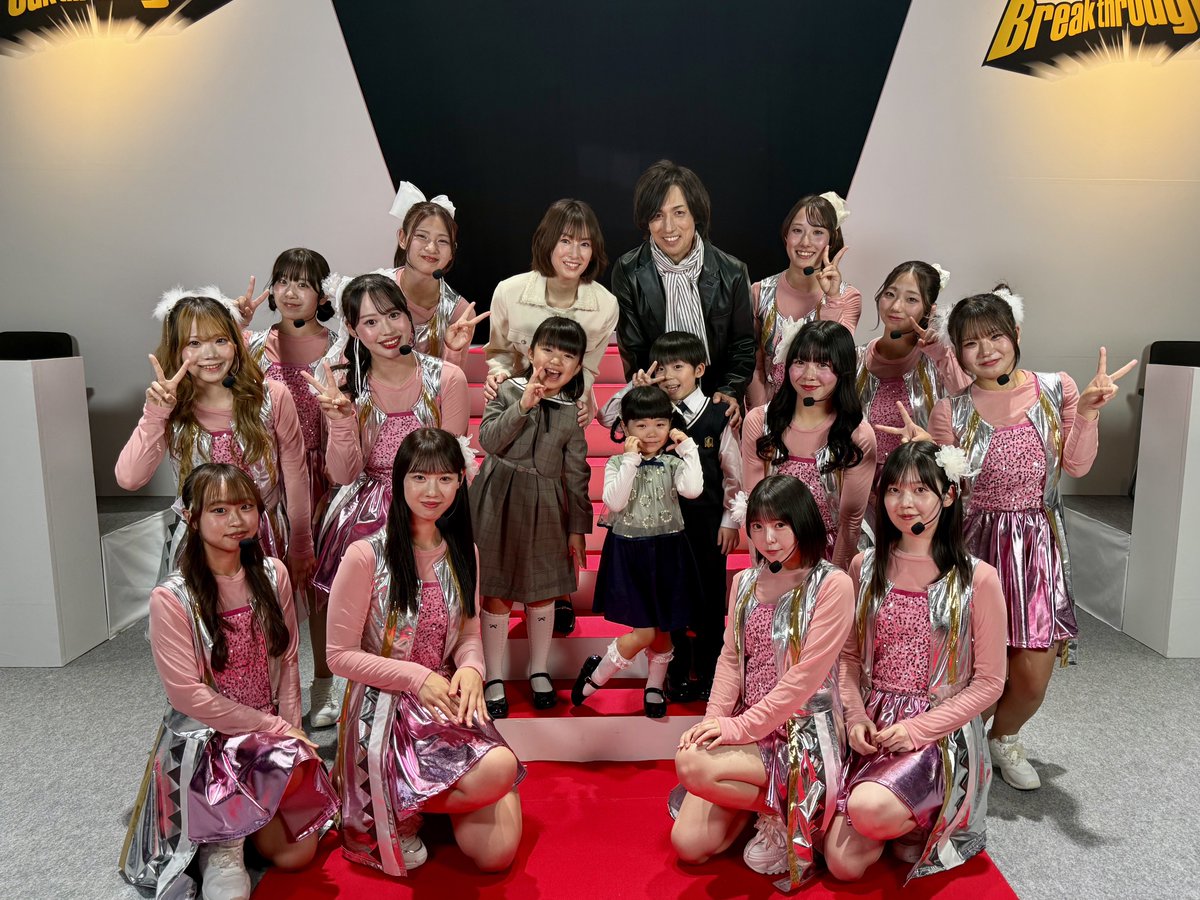 24hourTV's tweet photo. #24時間テレビ49 スペシャルドラマ
『#幸せはある』

毎年入学式が行われている近畿大学記念会館を実際にお借りして撮影しました！
KINDAIGIRLS役は #SparklingEyes と
#近畿大学 応援部チアリーダー部合同で完全再現！
全力で踊ってます！

#北川景子
#高橋光臣 https://t.co/9gSkVmwCHz