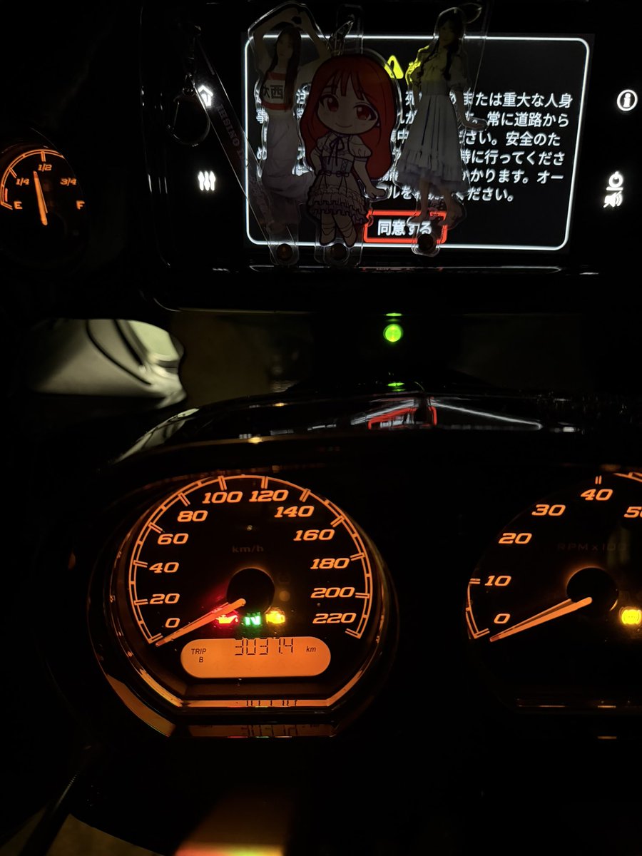 Mkkfr212's tweet photo. 帰って来たのが夜なので解りずらいけど3人娘居ます。
ちなみに5日間で3000km走りまし。
多分、バカの部類に入ると思います。
体、バッキバキです
＠ami_onishi_ #大西彩未
#あみぃといっしょ https://t.co/vkNHXyYQGc