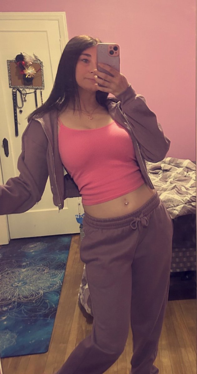girlyxena's tweet photo. how tall do you think I am?🤭 https://t.co/Wyri2syfcQ
