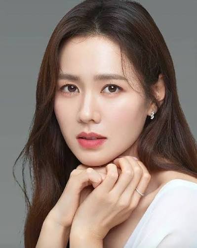 factualindexx's tweet photo. 💘 SON YE-JIN 🇰🇷’s Dating History 👀

2001 — Acting debut / private life
2002 — Private life
2003 — Private life
2004 — Private life
2005 — Private life
2006 — Private life
2007 — Private life
2008 — Private life
2009 — Private life
2010 — Private life
2011 — Private life
2012 — Private life
2013 — Private life
2014 — Private life
2015 — Private life
2016 — Private life
2017 — Private life / career focus
2018 — Hyun Bin 👀 (worked together on The Negotiation)
2019 — Hyun Bin 👀 (co-stars in Crash Landing on You; dating rumors intensify)
2020 — Hyun Bin ❤️ (relationship confirmed in January)
2021 — Hyun Bin ❤️ (relationship continues)
2022 — Hyun Bin 💍 (engaged in February; married in March)
2023 — Hyun Bin ❤️ (married; welcomed their first child)
2024 — Hyun Bin ❤️
2025 — Hyun Bin ❤️
2026 — Hyun Bin ❤️

❤️ Confirmed relationship: Hyun Bin
💍 Married: March 31, 2022
👶 First child: Born November 2022
⏳ Public relationship: 2020–present

Only publicly confirmed relationship included; earlier rumors are excluded.